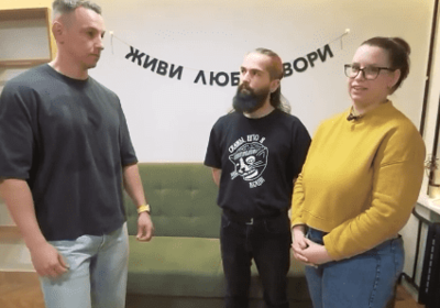 Глянцевые натяжные потолки в прихожую